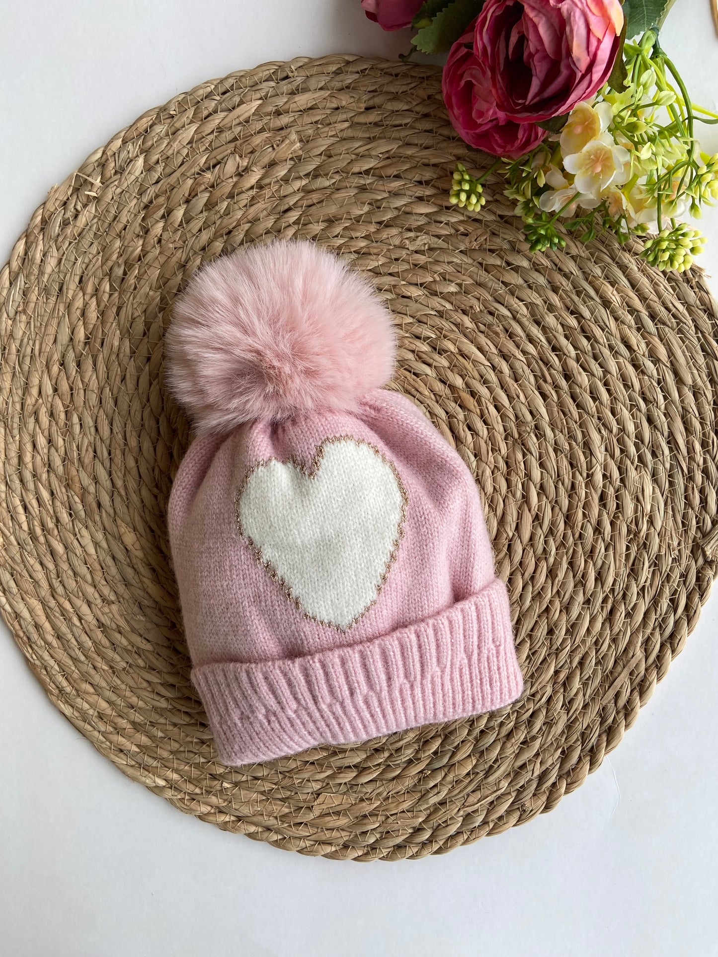 Gorrito con pompón corazón